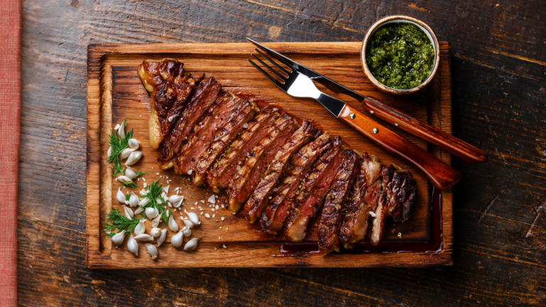 Una bandeja con Carne asada y Chimichurri Ckassic Lemara