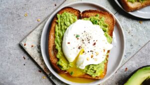 Inicio 24 Tostadas de aguacate con Chimichurri Classic Lemara, decoradas con cilantro y semillas de sésamo