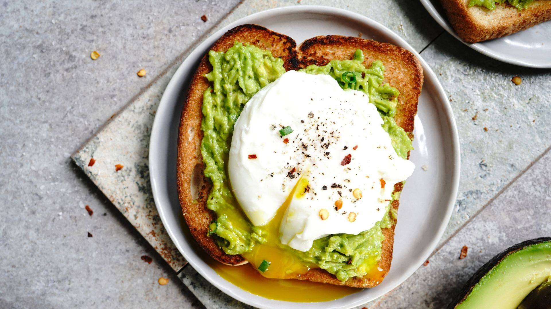 Tostadas de aguacate con Chimichurri Classic Lemara, decoradas con cilantro y semillas de sésamo